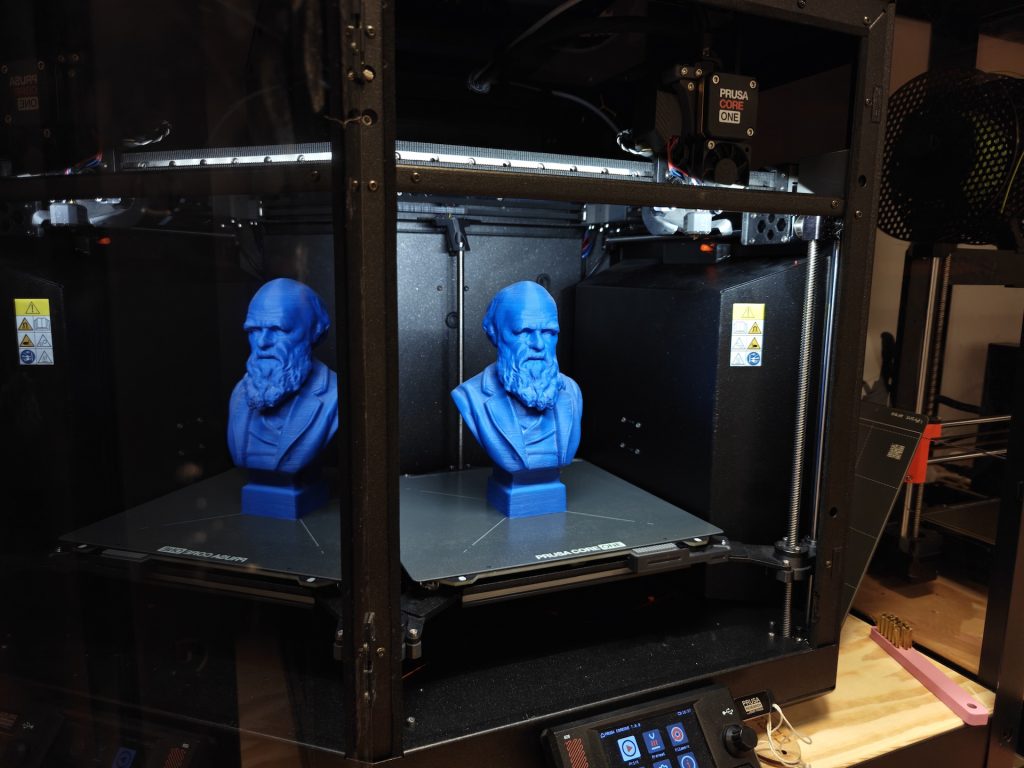 Prusa CoreOne 3D-printer met twee geprinte bustes